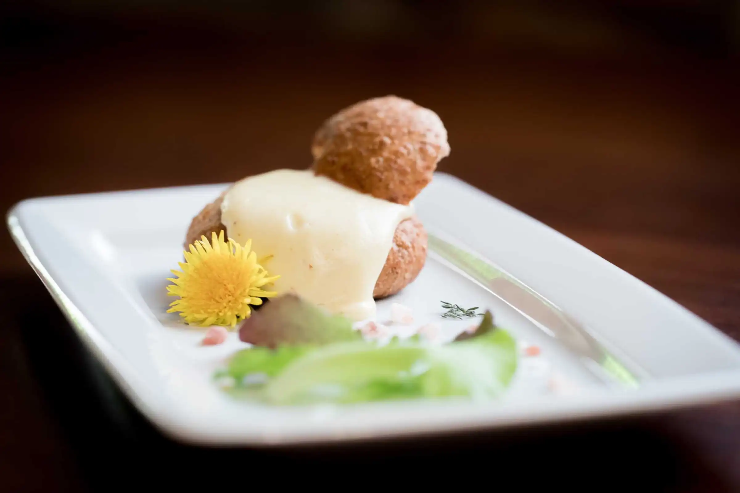 Vorspeise des Hauses mit Brotwindbeutel, Creme und Wildkräutersalat