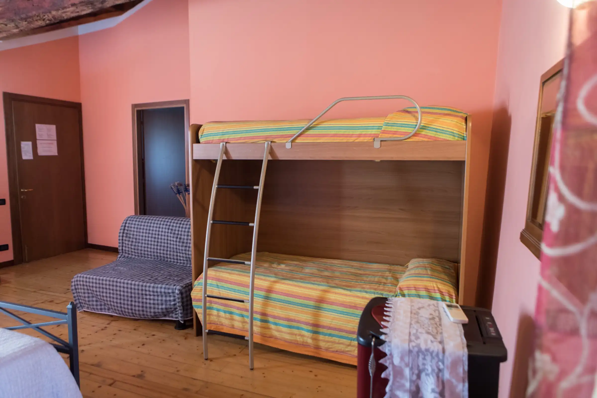 Familienzimmer mit Etagenbett, Einzelbett und Schlafsessel