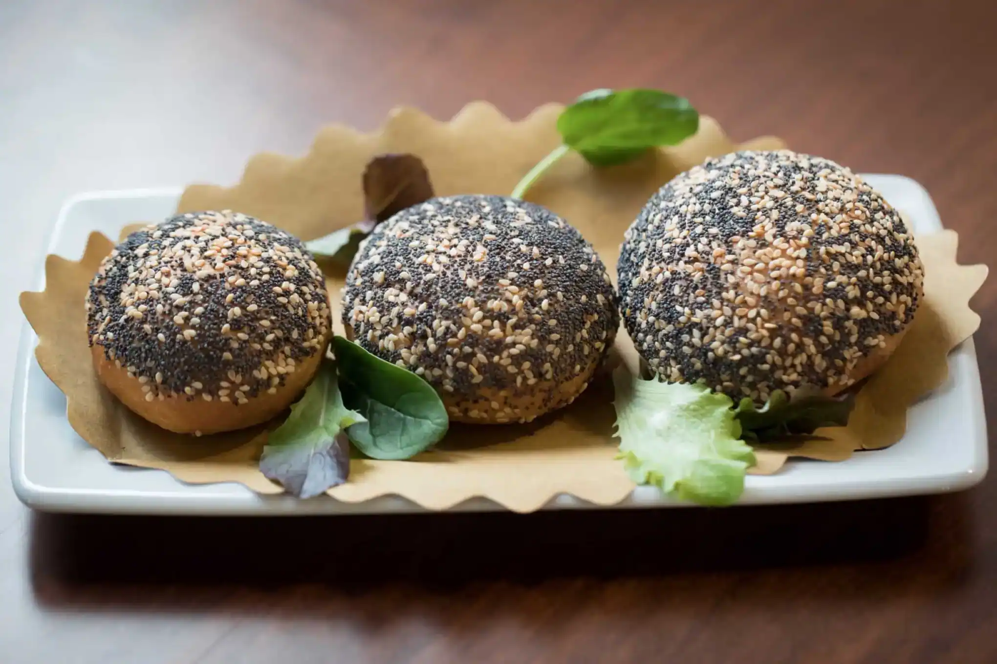Hausgemachte Brötchen mit Mohn und Sesam