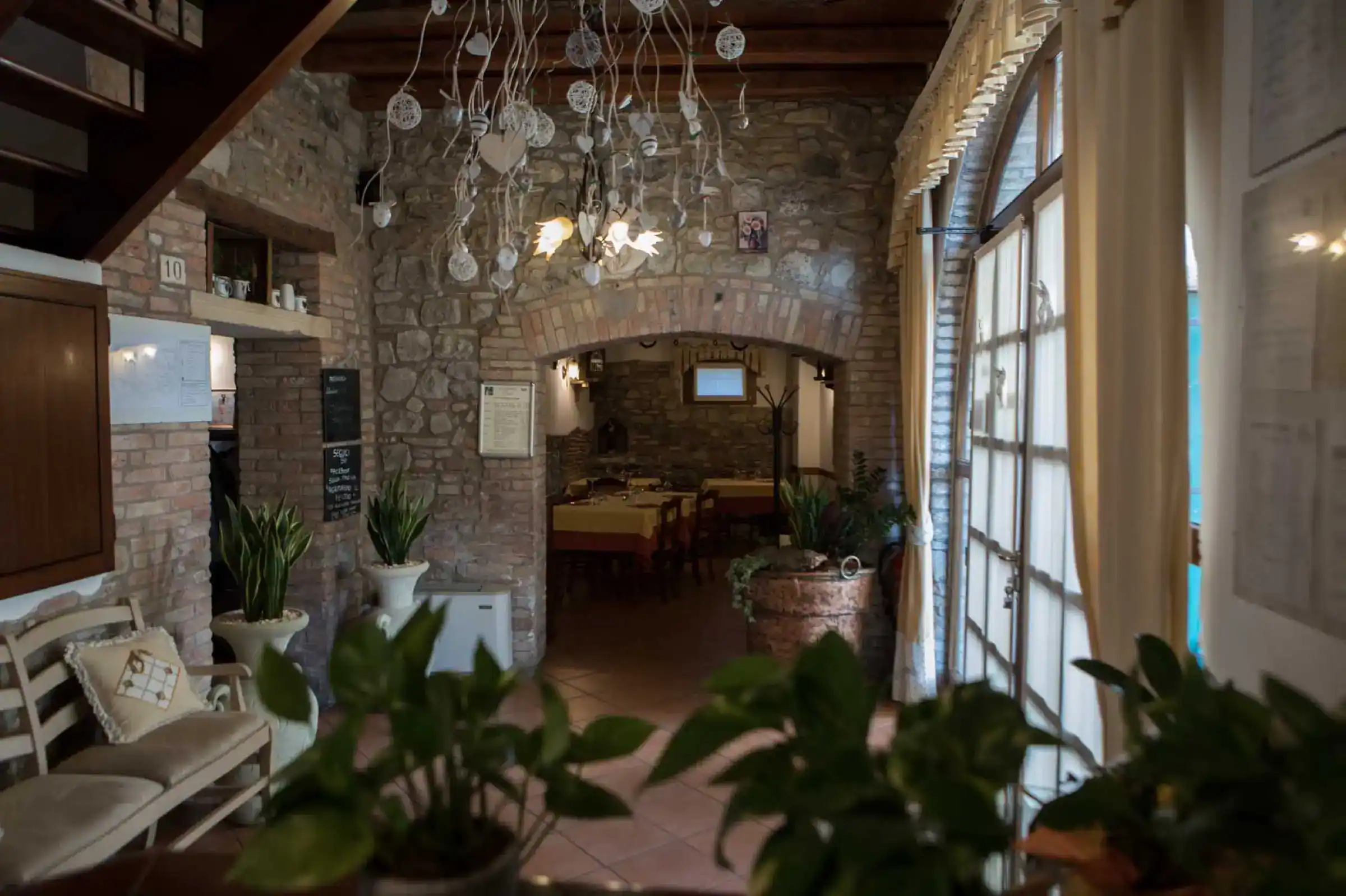 Brick archway between the entrance and the dining room