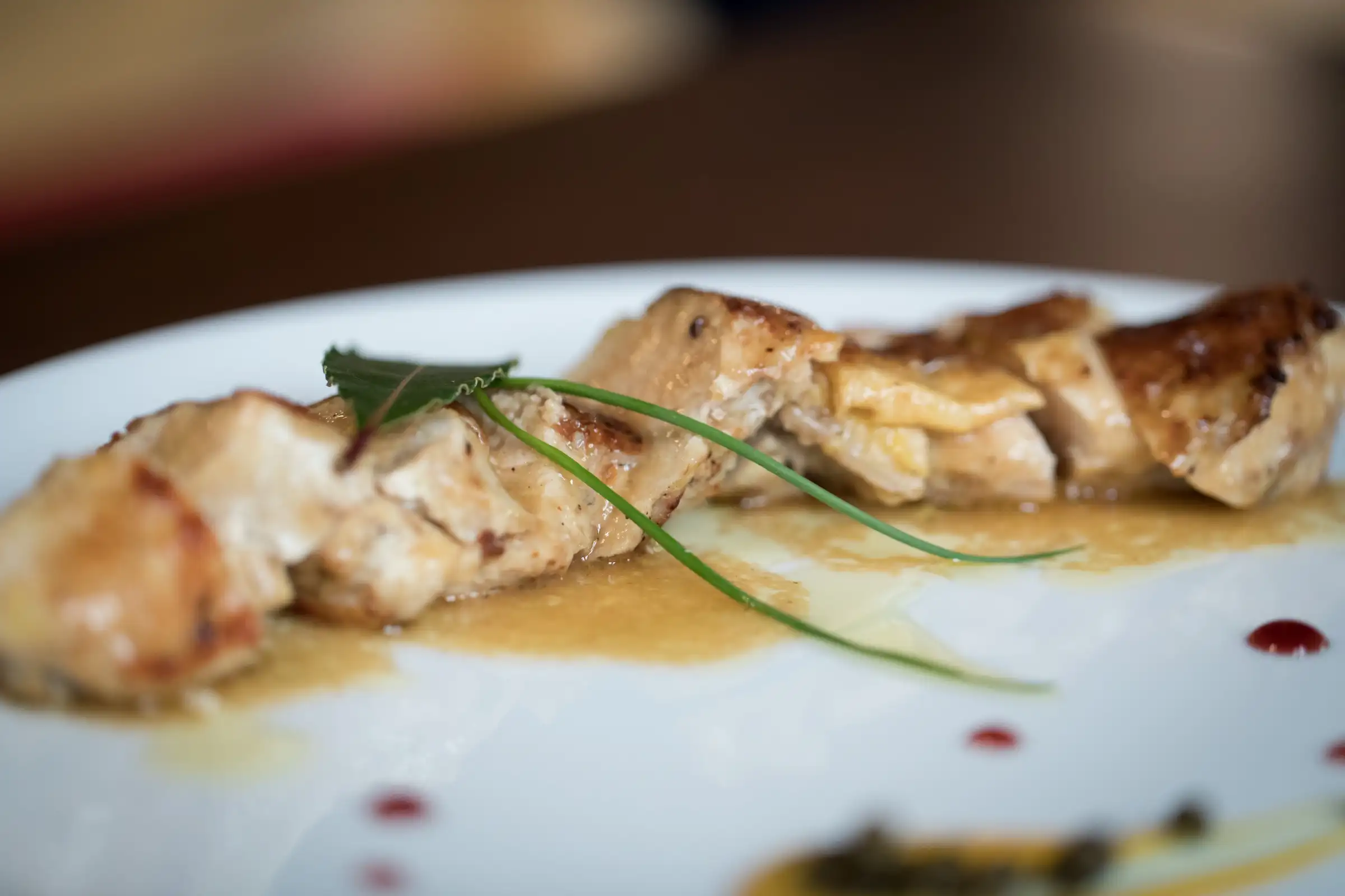 Gerolltes Fleischgericht mit Lorbeerblatt und Sauce