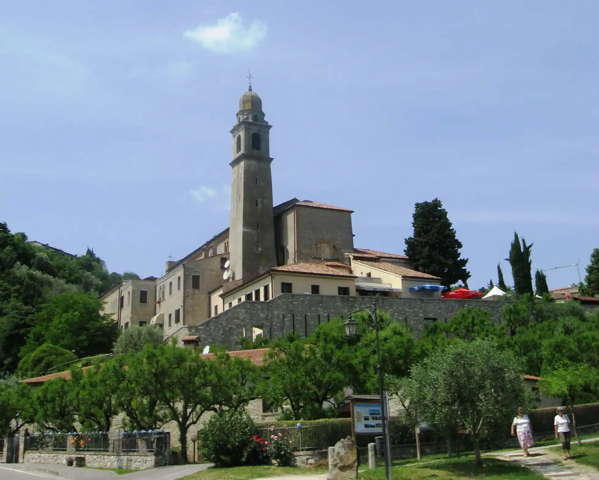 Il borgo di Arquà Petrarca con il campanile e le case in pietra