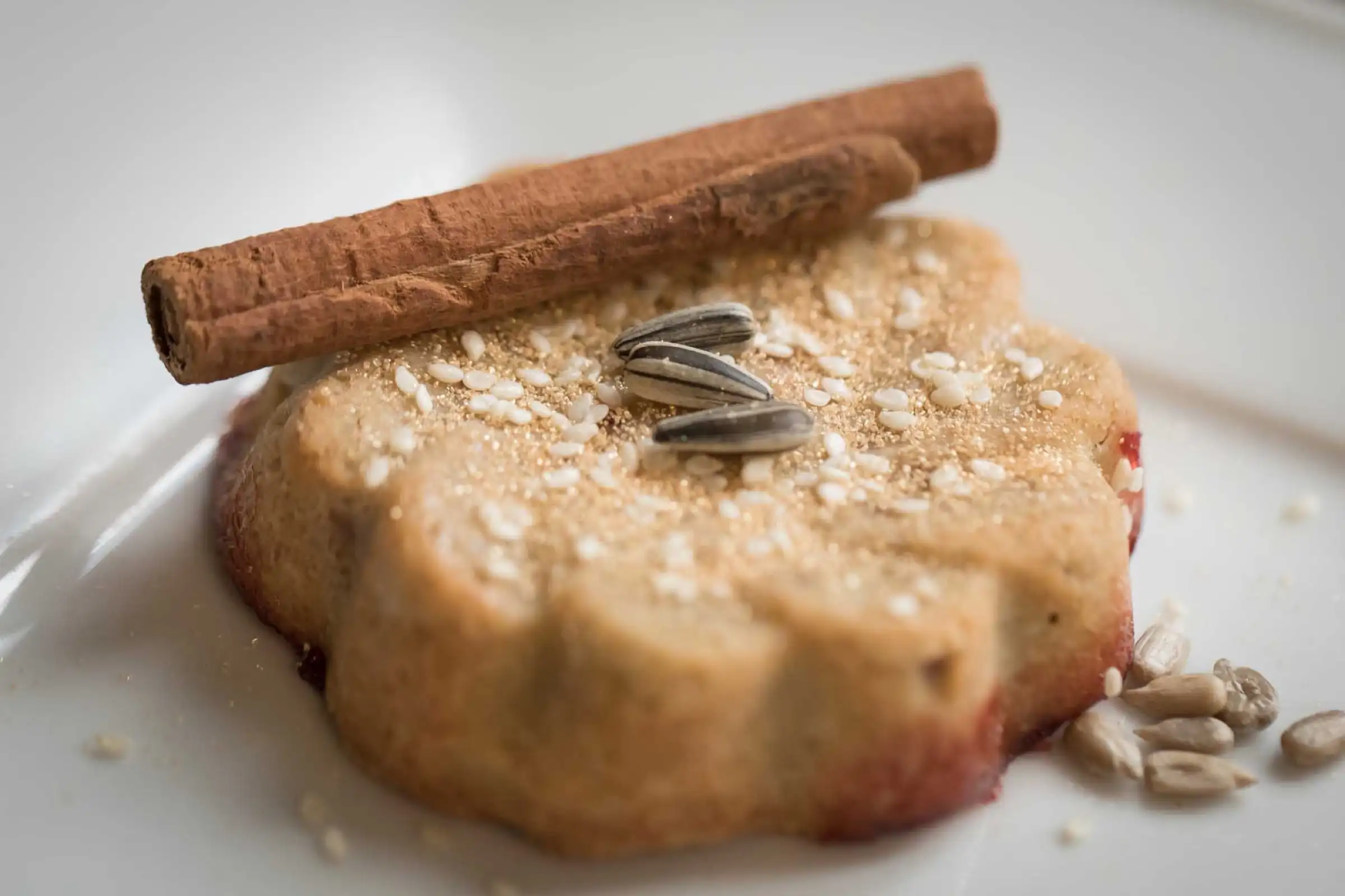 Hausgemachter Kuchen mit Zimtstangen und Sonnenblumenkernen